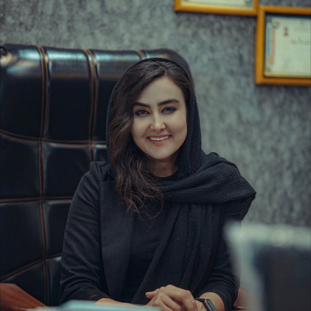 تصویر وکیل خانم